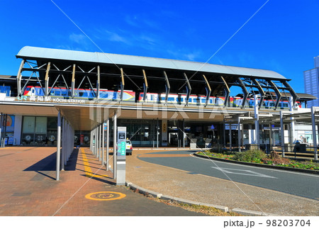 【高知県】晴天下のJR高知駅 98203704