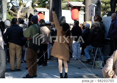 写真を撮る女性 98203705