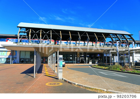 【高知県】晴天下のJR高知駅 【高知県】晴天下のJR高知駅 98203706