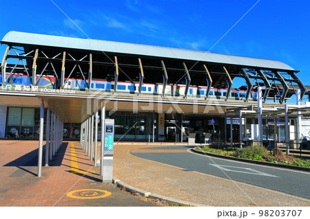 【高知県】晴天下のJR高知駅 【高知県】晴天下のJR高知駅 98203707