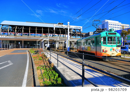 【高知県】晴天下のJR高知駅ととさでん 【高知県】晴天下のJR高知駅ととさでん 98203709