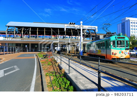 【高知県】晴天下のJR高知駅ととさでん 98203711