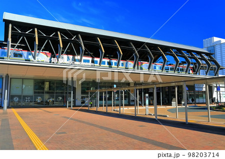 【高知県】晴天下のJR高知駅 【高知県】晴天下のJR高知駅 98203714