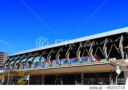 【高知県】晴天下のJR高知駅 【高知県】晴天下のJR高知駅 98203718