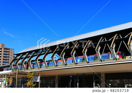 【高知県】晴天下のJR高知駅 98203719