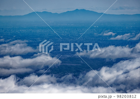 丹沢山地・塔ノ岳から見る関東平野と筑波山 98203812