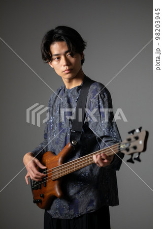 男性　ミュージシャン　ライブ 98203945