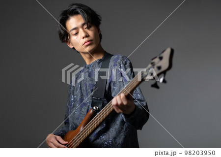男性　ミュージシャン　ライブ 98203950