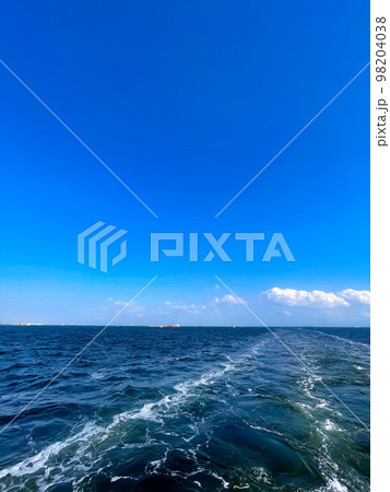 東京湾の青空と航跡 東京湾の青空と航跡 98204038