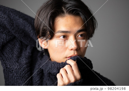 男性　タートルネック　ファッション 98204198