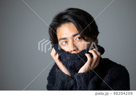 男性　タートルネック　ファッション 98204209