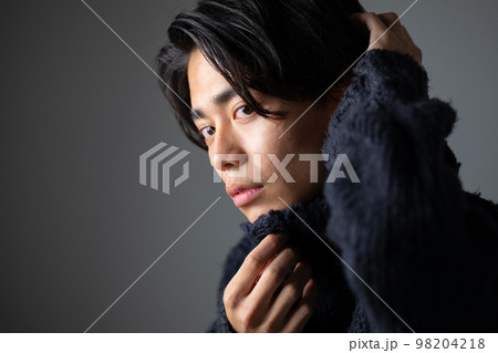 男性　タートルネック　ファッション 98204218