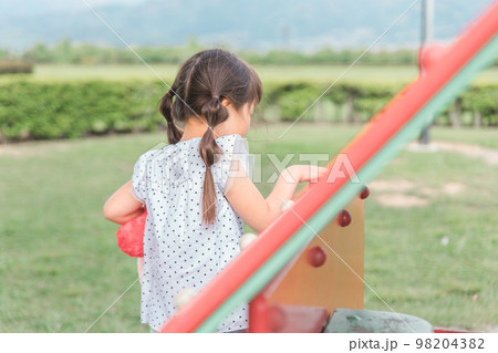 公園の遊具遊ぶ・運動する子供の後ろ姿(女の子・幼児・園児) 公園の遊具遊ぶ・運動する子供の後ろ姿(女の子・幼児・園児) 98204382