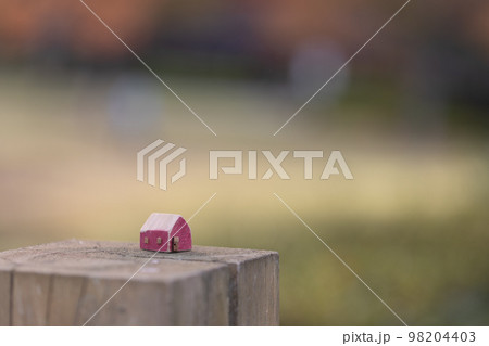 赤い木製の小さなおうち 赤い木製の小さなおうち 98204403