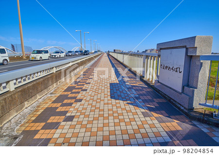 東京都稲城市と調布市に架かる多摩川原橋を稲城市側から見る 98204854