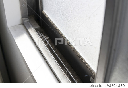 窓ガラスのカビ 98204880