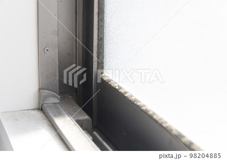 窓ガラスのカビ 98204885