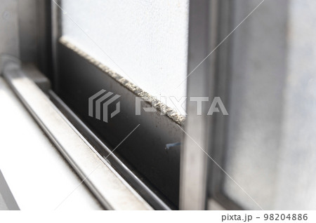 窓ガラスのカビ 98204886