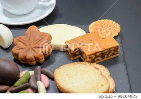 和菓子と洋菓子がいっぱい 98204975