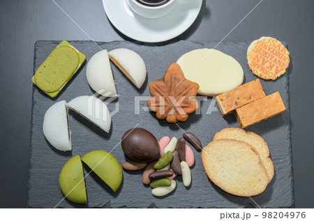 和菓子と洋菓子がいっぱい 和菓子と洋菓子がいっぱい 98204976