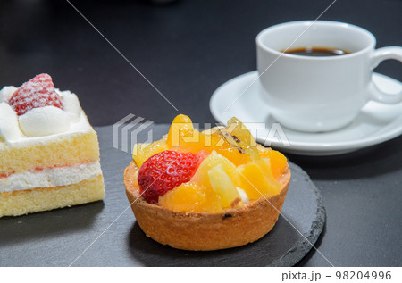 ショートケーキとタルトの食べ比べ ショートケーキとタルトの食べ比べ 98204996