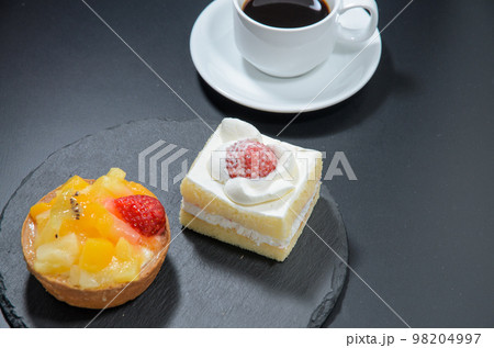 ショートケーキとタルトの食べ比べ 98204997