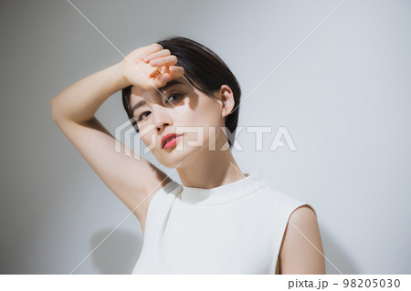 ショートヘアの女性 ショートヘアの女性 98205030