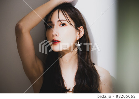 ブラックドレスの女性　　　 98205065