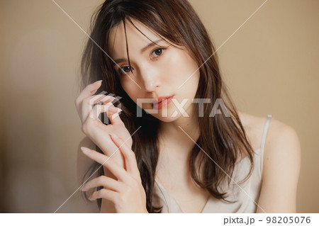 ベージュのドレスの女性　　　 98205076