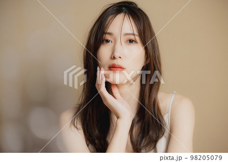 ベージュのドレスの女性　　　 98205079