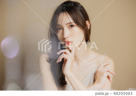 ベージュのドレスの女性    ベージュのドレスの女性    98205083