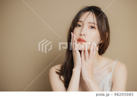 ベージュのドレスの女性　　　 98205085