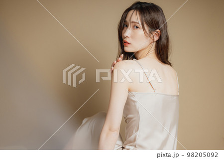ベージュのドレスの女性　　　 98205092