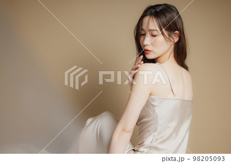 ベージュのドレスの女性　　　 98205093