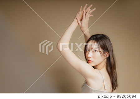 ベージュのドレスの女性 ベージュのドレスの女性 98205094