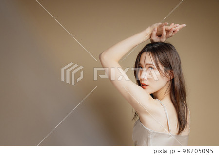 ベージュのドレスの女性 ベージュのドレスの女性 98205095