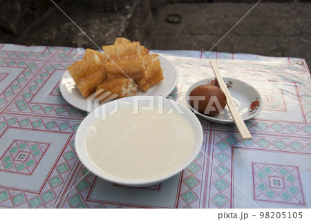 中国の朝食 豆漿と油条（雲南省麗江） 98205105