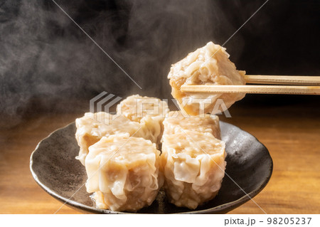 蒸しあがった焼売を持ち上げる 蒸しあがった焼売を持ち上げる 98205237