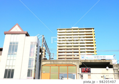 名鉄豊田線、米野木駅とマンションの風景 98205407