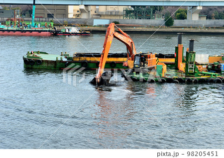 隅田川の浚渫工事 浚渫船の風景 隅田川の浚渫工事 浚渫船の風景 98205451