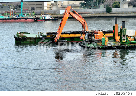 隅田川の浚渫工事 浚渫船の風景 隅田川の浚渫工事 浚渫船の風景 98205455