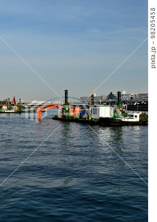 隅田川の浚渫工事　浚渫船の風景 98205458