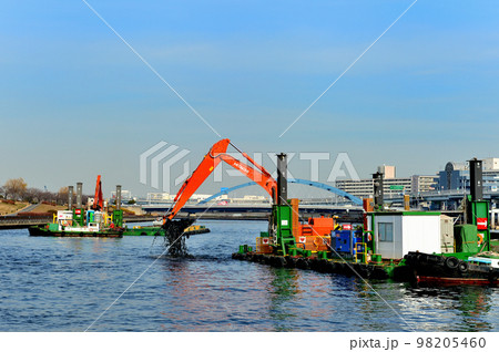 隅田川の浚渫工事　浚渫船の風景 98205460