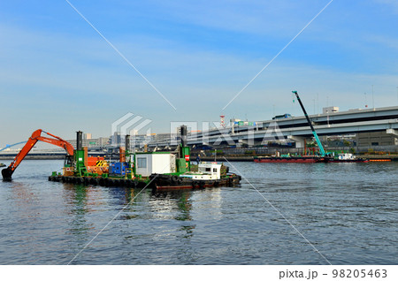 隅田川の浚渫工事　浚渫船の風景 98205463