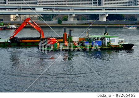 隅田川の浚渫工事 浚渫船の風景 隅田川の浚渫工事 浚渫船の風景 98205465