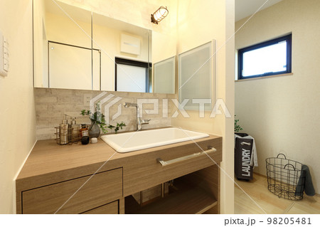 デザイナーズハウス お洒落な洗面脱衣室 98205481