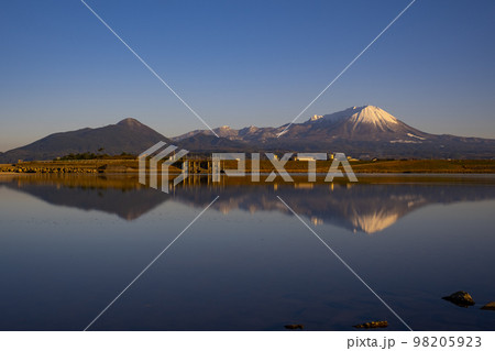 鳥取県の日野川河口から見た大山と孝霊山 98205923