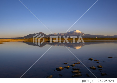 鳥取県の日野川河口から見た大山と孝霊山 鳥取県の日野川河口から見た大山と孝霊山 98205924