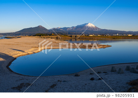 鳥取県の日野川河口から見た大山と孝霊山 鳥取県の日野川河口から見た大山と孝霊山 98205931