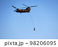 兵士を運ぶ輸送ヘリコプターチヌークCH-47 98206095